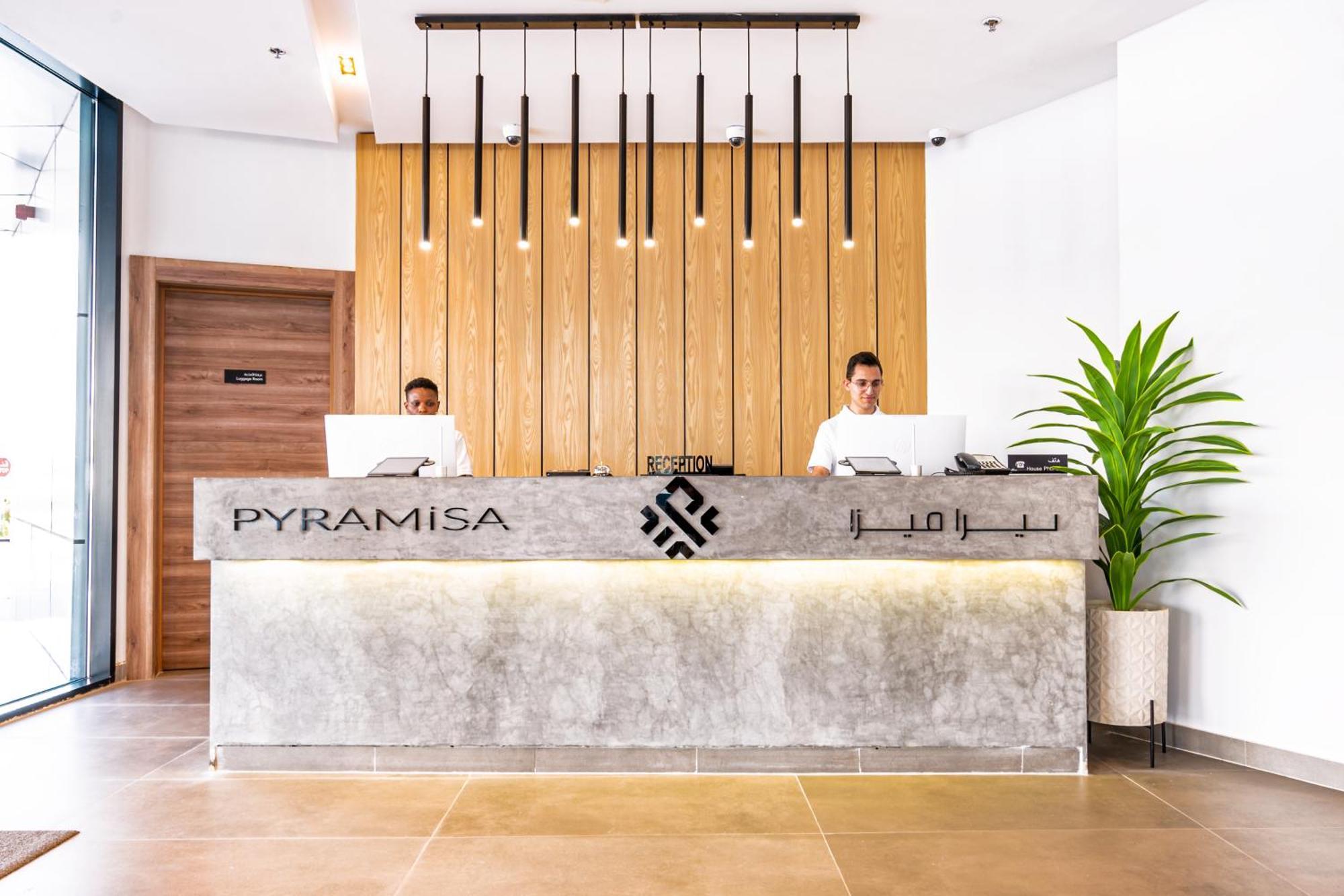 Pyramisa Hotel Apartments Dubái Exterior foto